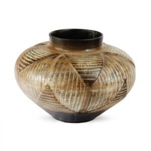 Vaso decorativo de cerâmica tribal texturizado. Uma peça sofisticada e artesanal que agrega personalidade à decoração de ambientes variados.