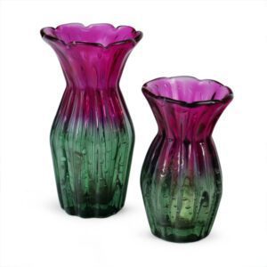 Vaso murano verde com tons de rosa e acabamento ondulado, ideal para ambientes sofisticados e modernos.