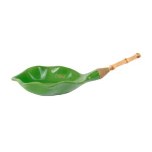 Centro de mesa de cerâmica no formato de folha verde com cabo em bambu natural. Uma peça decorativa artesanal que traz charme tropical e natural à decoração.