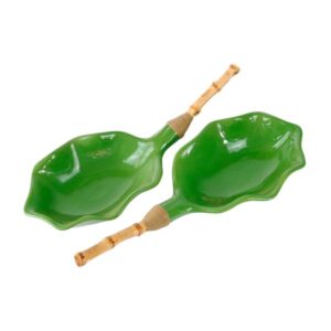 Centro de mesa de cerâmica no formato de folha verde com cabo em bambu natural. Uma peça decorativa artesanal que traz charme tropical e natural à decoração.
