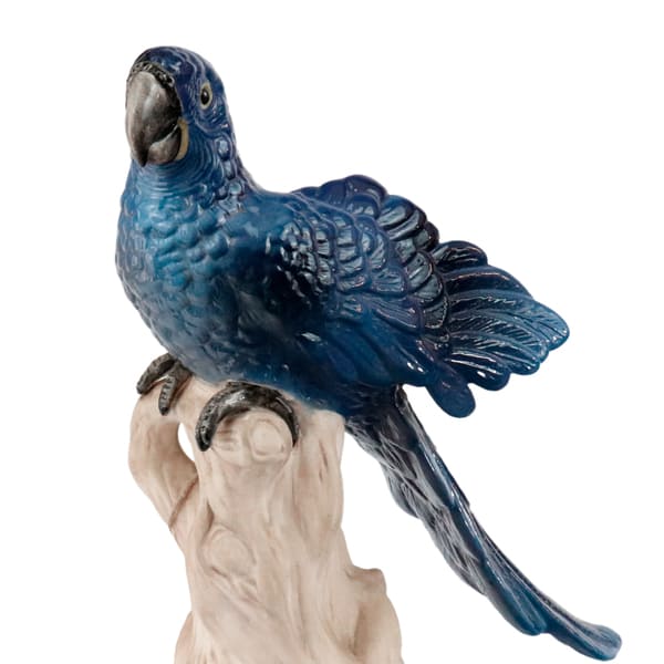 Centro de mesa de cerâmica no formato de folha com cabo em bambu natural. Uma peça decorativa artesanal que traz charme tropical e natural à decoração.