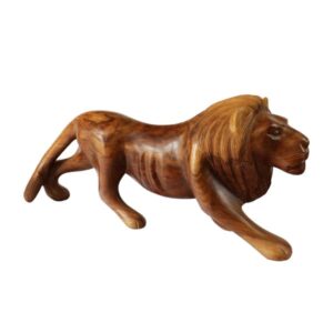 Escultura de leão em madeira grande, entalhada à mão com riqueza de detalhes. Um destaque decorativo elegante e artesanal para ambientes sofisticados.