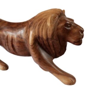 Escultura de leão em madeira grande, entalhada à mão com riqueza de detalhes. Um destaque decorativo elegante e artesanal para ambientes sofisticados.