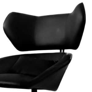 Poltrona giratória preta com encosto em formato de asa e base metálica. Uma peça elegante e confortável para ambientes contemporâneos.