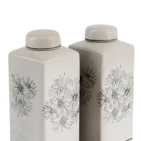 Pote decorativo de cerâmica com formato quadrado e delicada estampa floral. Sofisticação artesanal para complementar ambientes com leveza e elegância.