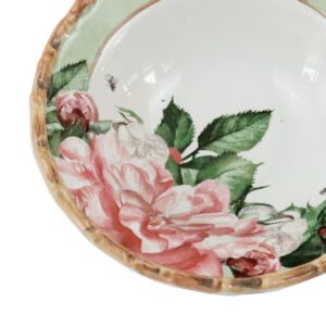 Prato de porcelana com estampa botânica de rosas em tons vibrantes e borda verde com acabamento tipo bambu. Uma peça charmosa e delicada para composições elegantes.