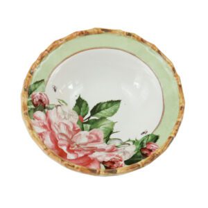 Prato de porcelana com estampa botânica de rosas em tons vibrantes e borda verde com acabamento tipo bambu. Uma peça charmosa e delicada para composições elegantes.