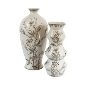 Vaso alto de porcelana branca com pintura floral delicada em tons suaves. Sofisticação e leveza para composições decorativas elegantes.