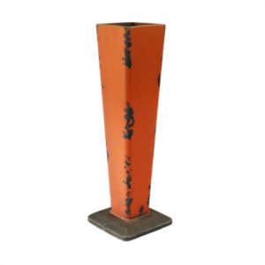 Vaso rústico de ferro com acabamento oxidado em tom laranja. Uma peça robusta e sofisticada que valoriza ambientes com personalidade industrial, rústica ou contemporânea.