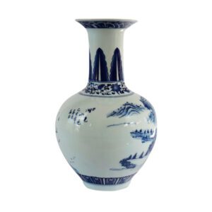 Vaso decorativo em porcelana com pintura azul de paisagem natural e acabamento esmaltado brilhante. Peça clássica e elegante para ambientes sofisticados.