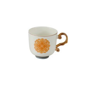 Conjunto de xícara com pires em porcelana branca com estampa mandala laranja e alça dourada. Luxo e originalidade para a mesa posta.