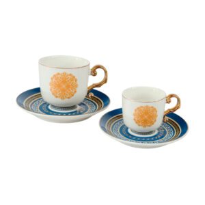 Conjunto de xícara com pires em porcelana branca com estampa mandala laranja e alça dourada. Luxo e originalidade para a mesa posta.