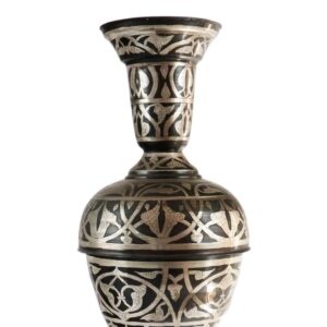 Vaso decorativo oriental com detalhes entalhados e acabamento sofisticado, ideal para decorações clássicas, étnicas ou exóticas.