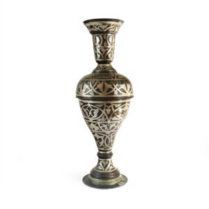 Vaso decorativo oriental com detalhes entalhados e acabamento sofisticado, ideal para decorações clássicas, étnicas ou exóticas.