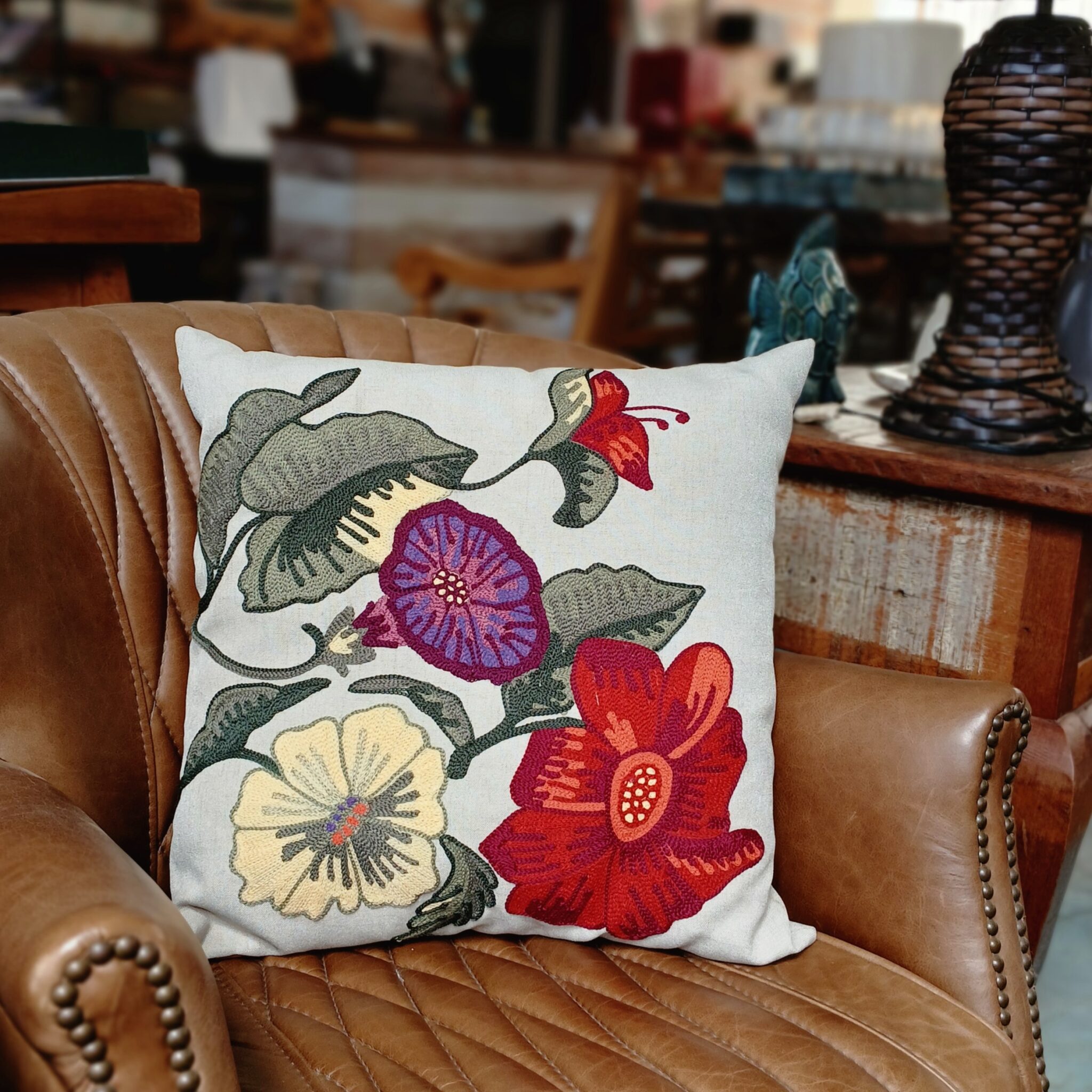 Almofada Bordada Floral Bege - Imagem 2