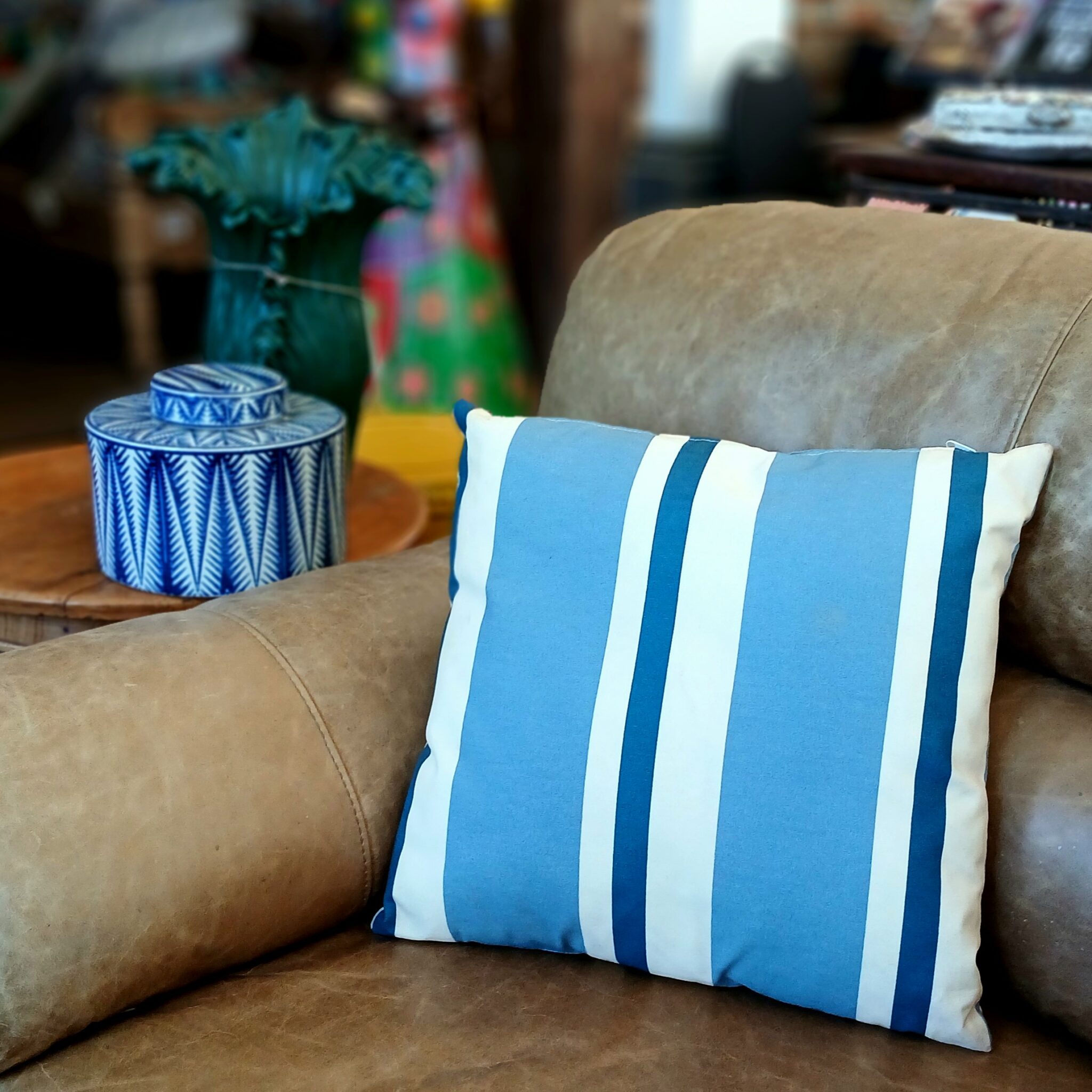 Almofada Decorativa Listrada Azul e Bege - Imagem 2