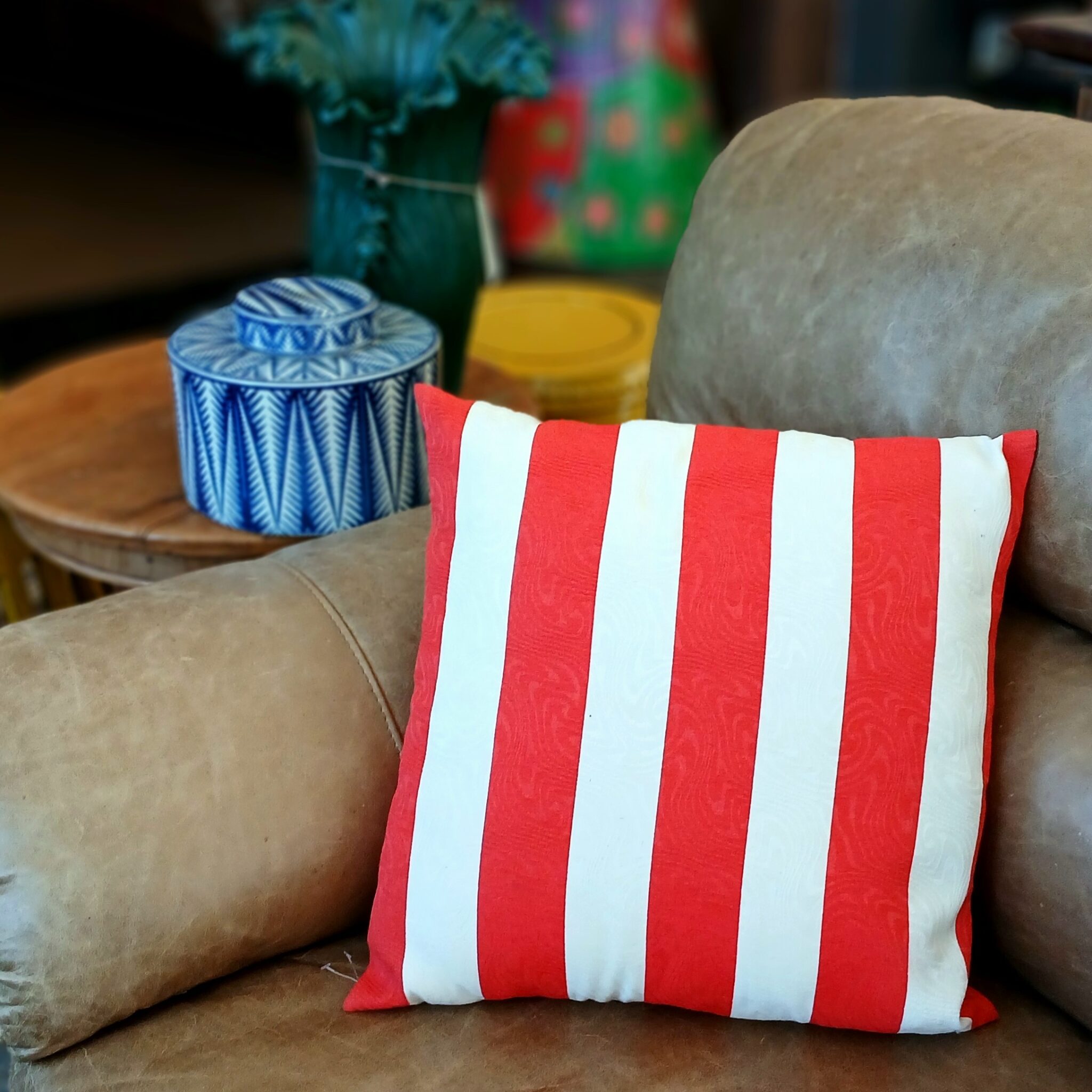 Almofada Decorativa Listrada Vermelha e Branca - Imagem 2