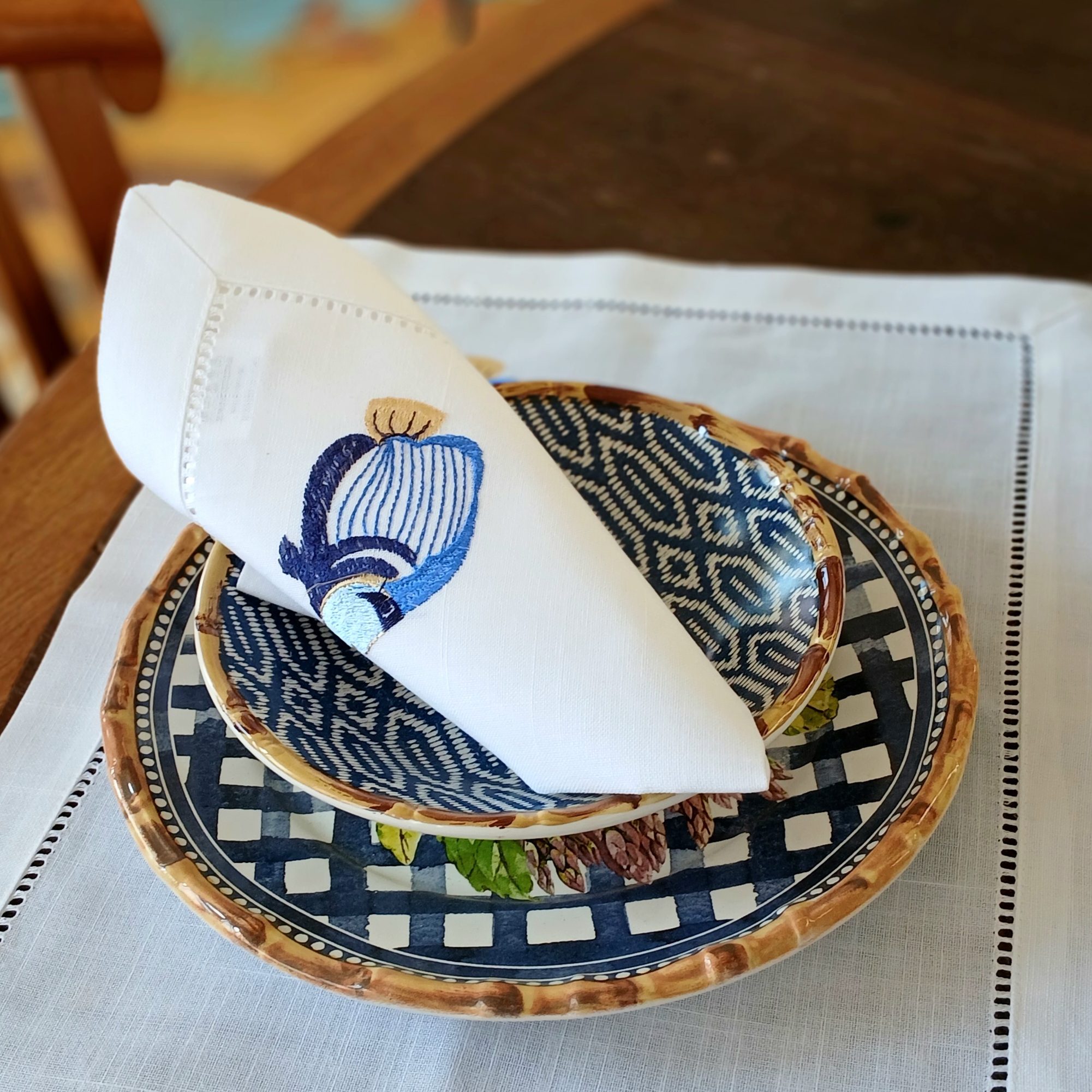 Guardanapo Branco com Bordado de Peixe Azul - Imagem 2