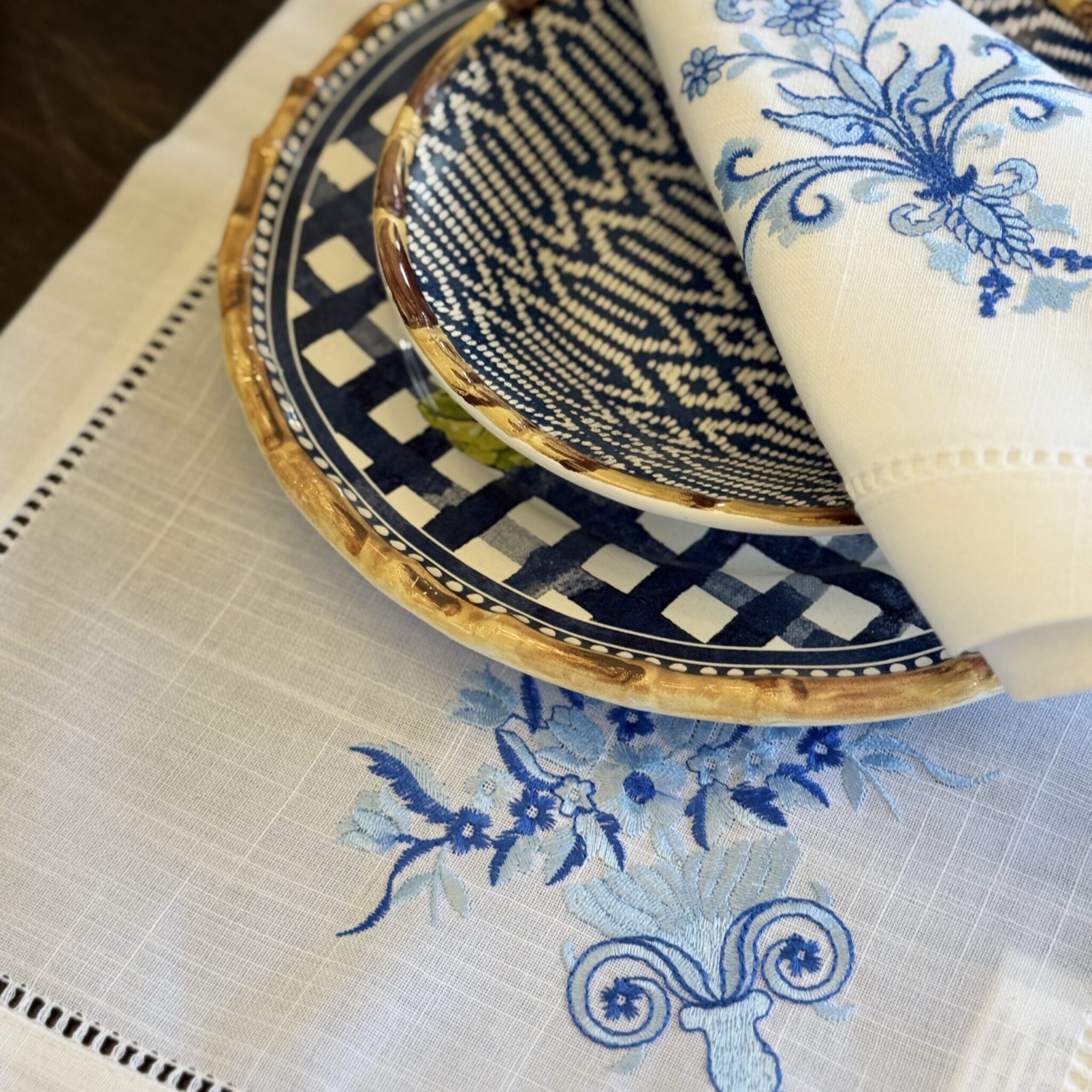 Jogo Americano Branco com Bordado Azul Floral - Imagem 2